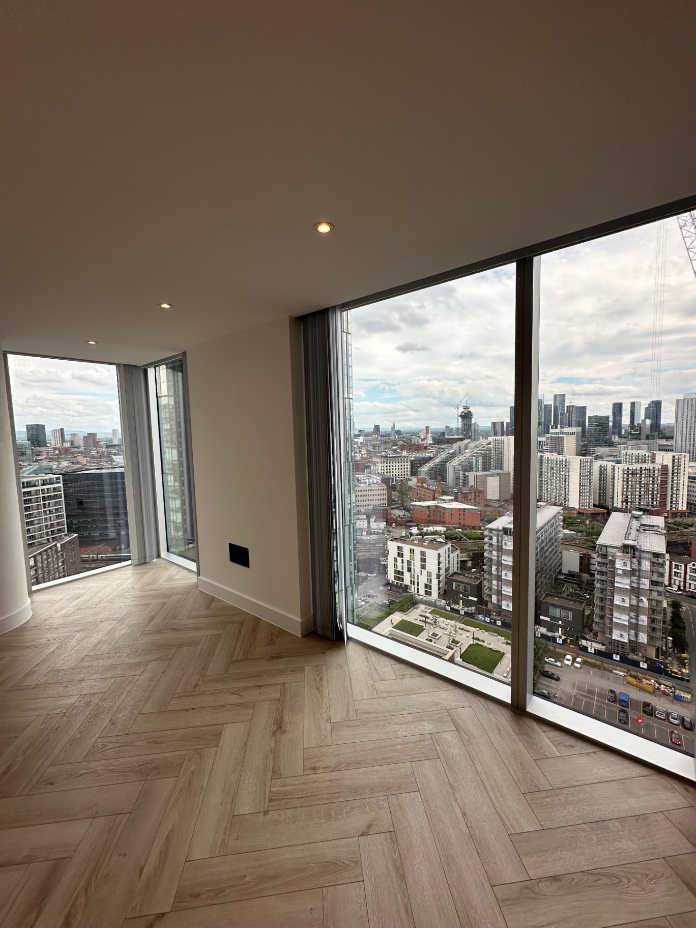 Bankside apartment with floor-to-ceiling corner windows over the city